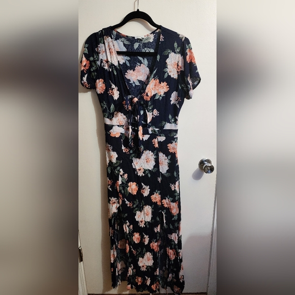** DONATED ** Floral Summer Dress w/ 2 side slits & peekaboo tie - Picture 2 of 6